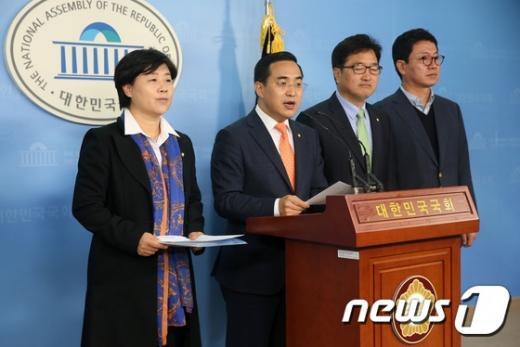 '박원순 악성루머' 새정치연합 서울시당 박원순지키기특별대응팀 소속 의원들이 6일 국회 정론관에서 '박원순 서울시장 관련 허위사실 유포 규탄' 기자회견을 하고 있다. /사진=뉴스1