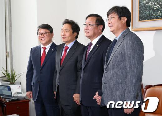 새누리당 조원진 원내수석부대표(왼쪽부터), 이학재 정개특위 여당간사, 김태년 정개특위 야당간사, 새정치민주연합 이춘석 원내수석부대표가 10일 국회에서 만나 선거구 획정 관련 논의에 앞서 기념촬영을 하고 있다. /사진=뉴스1 박지혜 기자