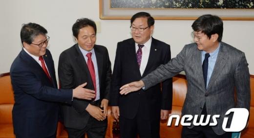 '선거구 획정' 새누리당 조원진 원내수석부대표(왼쪽부터), 이학재 정개특위 여당간사, 김태년 정개특위 야당간사, 새정치민주연합 이춘석 원내수석부대표가 10일 오후 서울 여의도 국회에서 열린 '2+2 실무급 회동'에서 선거구 획정 관련 논의에 앞서 인사를 나누고 있다. /사진=뉴스1