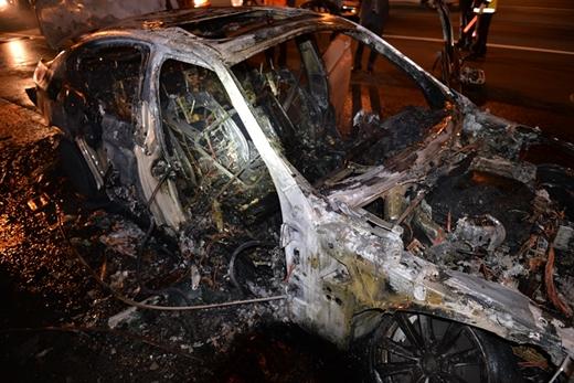 '리콜 BMW 화재'지난 3일 자유로에서 불이 붙어 전소한 BMW520D. /사진=뉴스1 (고양소방서 제공)
