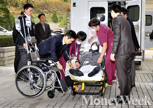 [MW사진] 들것에 누워 입장하는 이재현 CJ그룹 회장