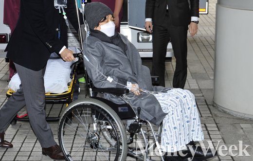 [MW사진] 휠체어에 겨우 앉아 출두하는 이재현 CJ그룹 회장