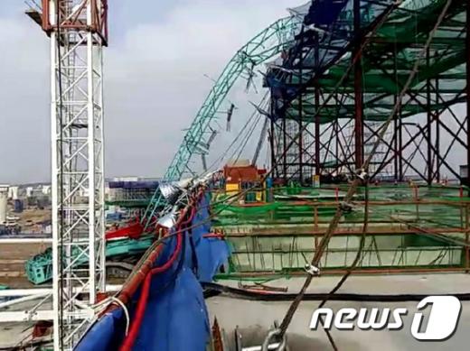 '인천공항 사고'  10일 오전 10시15분쯤 인천시 중구 영종도 인천국제공항 제2국제여객터미널 신청사 신축 공사 현장에서 100m 높이의 이동식 크레인이 넘어지는 사고가 발생했다. /사진=뉴스1