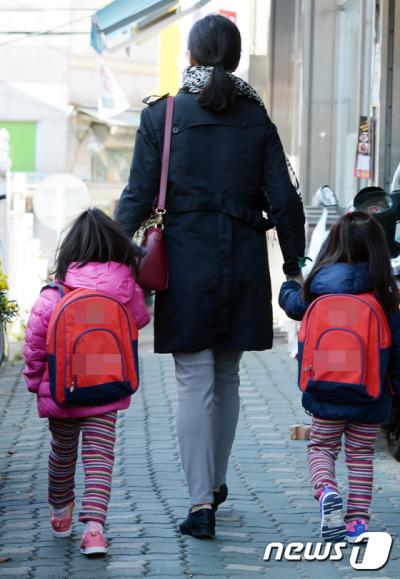 민간 어린이집이 교사들이 연가투쟁에 나선 지난달 28일 오전 서울 마포구 한 아파트단지에서 보호자가 아이를 어린이집에 데려다주고 있다. /자료사진=뉴스1