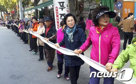 광주 남구는 11일 농업인의 날을 맞아 '가래떡의 날' 행사를 실시한다. 사진은 지난해 실시된 111m 가래떡 행사. /자료사진=뉴스1(광주남구청 제공)