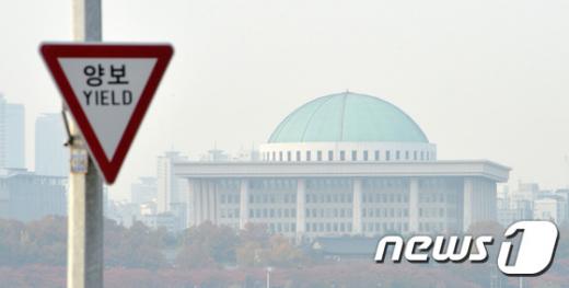 내년 총선에 적용할 선거구 획정 시한을 이틀 앞둔 11일 오전 서울 여의도 국회의사당이 안개에 휩싸여 있다. /자료사진=뉴스1