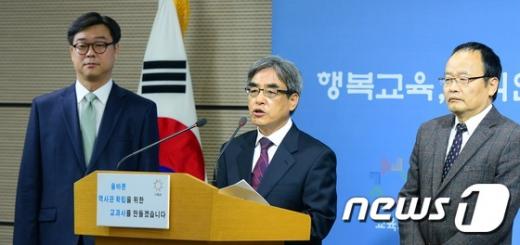 ‘2016 수능’ ‘수능 출제 경향’ 이준식 2016학년도 대학수학능력시험 출제위원장이 12일 정부세종청사 교육부 공용브리핑실에서 수능시험 출제 원칙 및 출제 경향 브리핑을 하고 있다. 왼쪽부터 김영수 한국교육과정평가원장, 이준식 위원장, 민찬홍 검토위원장. /사진=뉴스1