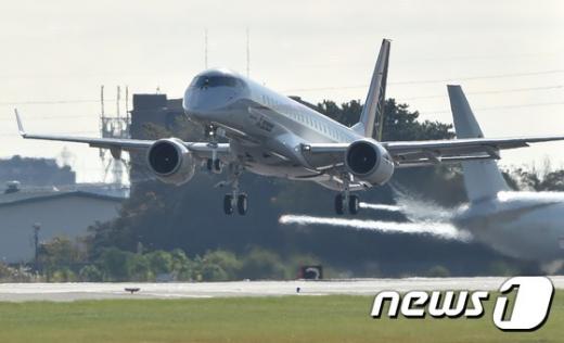 일본 제트여객기인 MRJ가 지난 11일 아이치현 나고야공항에서 첫 시험비행에 성공했다. /사진=뉴스1(AFP 제공)