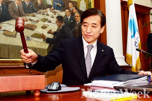 [MW사진] 11월 금통위 회의, 의사봉 두드리는 이주열 총재