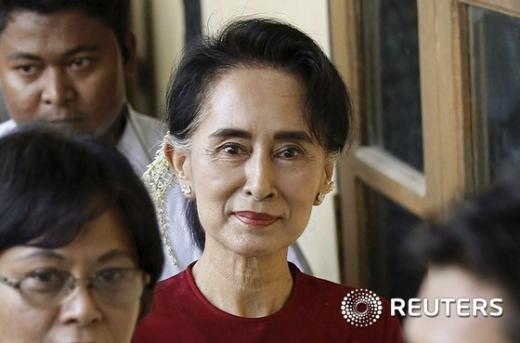 '미얀마 총선 결과' 미얀마 민주화 운동 지도자 아웅산 수치 여사가 8일 (현지시간) 양곤 바한구 투표소로 가고 있다. /사진=뉴스1(로이터 제공)