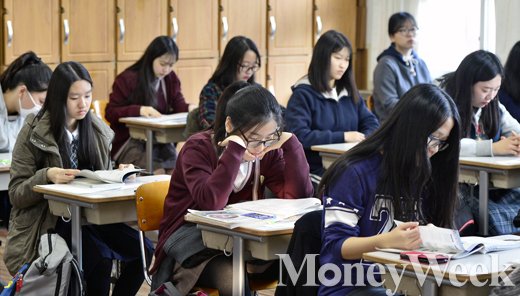 '수능 난이도' 2016학년도 대학수학능력시험 당일인 12일 오전 서울 종로구 풍문여자고등학교 시험장에서 수험생들이 시험 준비를 하고 있다. /사진=임한별 기자