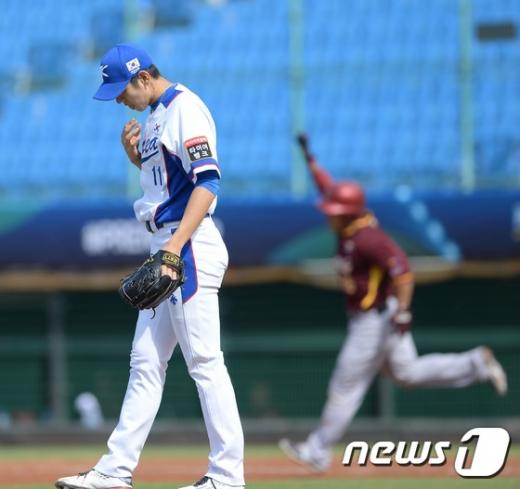 12일 오후(현지시간) 대만 타오위안 아레나에서 열린 2015 WBSC 프리미어12 B조 예선 3차전 대한민국과 베네수엘라의 경기 3회초 한국 이대은이 베네수엘라 선두타자 아포다카에게 1점 홈런을 허용한 뒤 굳은 표정을 짓고 있다. /사진=뉴스1