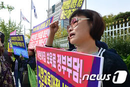 ‘어린이집 확충’ 교육재정 파탄위기 극복과 확대를 위한 국민운동본부 회원들이 지난달 7일 서울 종로구 세종로 정부서울청사 앞에서 열린 '교육재정 부족에 따른 학교 현장 파행 사례 발표 기자회견'에서 구호를 외치고 있다. /자료사진=뉴스1