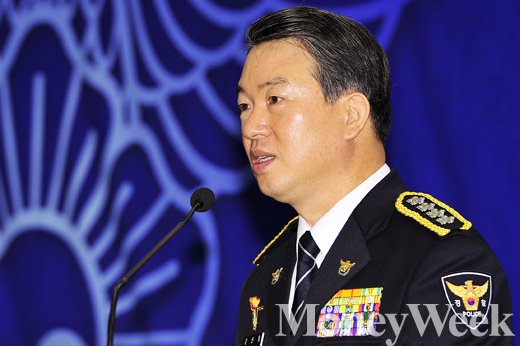 ‘경찰청장’ 강신명 경찰청장이 지난달 21일 서울 광화문 세종문화회관 세종홀에서 열린 '제70주년 경찰의 날 기념식'에 참석해 인사말을 전하고 있다. /자료사진=임한별 기자