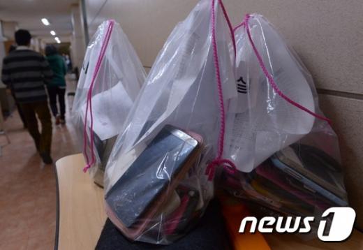 12일 오전 2016학년도 대학입학수학능력시험이 치러지는 서울 중구 이화외고 복도에 수거된 핸드폰이 놓여 있다. /사진=뉴스1