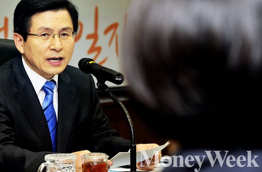 [MW사진] 시간제 일자리 현장 간담회에 나선 황교안 총리
