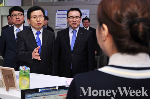 [MW사진] 시간선택제 일자리 현장 방문한 황교안 총리