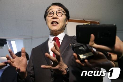 '김무성 처남' 새누리당 김무성 대표의 처남이자 내년 20대 총선 서울 서초갑 출마를 준비 중인 최양오 현대경제연구원 고문이 18일 서울 여의도 새누리당사를 찾아 오픈프라이머리 도입 등과 관련한 자신의 입장을 밝히고 있다. /사진=뉴스1 오대일 기자