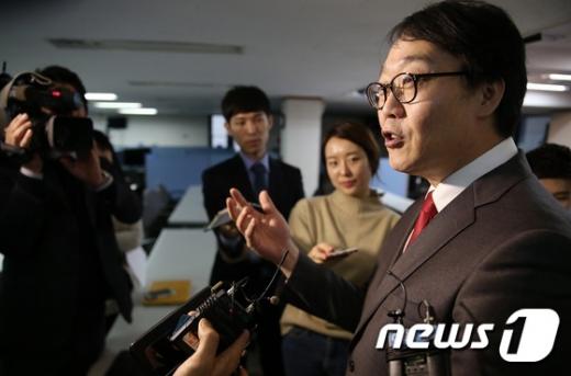 새누리당 김무성 대표의 처남인 최양오 현대경제연구원 고문이 18일 서울 여의도 새누리당사를 찾아 오픈프라이머리 도입 등과 관련한 자신의 입장을 밝히고 있다. /사진=뉴스1
