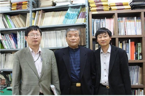 ▲(좌로부터 전남대 물리교육과 임인택 교수, 김재률 명예교수, 물리학과 주경광 교수)