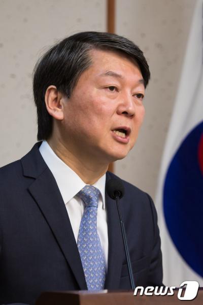 ‘안철수’ 안철수 새정치민주연합 전 대표가 지난 17일 서울 여의도 국회 의원회관에서 열린 공정성장을 위한 공정3법 토론회에서 기조발제를 하고 있다. /자료사진=뉴스1