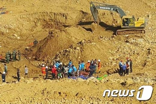 미얀마 북부 카친주 흐파칸트 소재 옥(玉)광산 인근에서 폐광석 더미가 지난 21일(현지시간) 무너져 최소 90명이 사망하고 실종자가 다수 발생했다. /사진=뉴스1DB