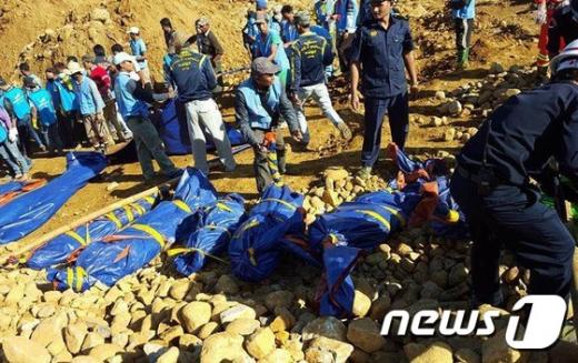미얀마 북부 카친주 흐파칸트의 옥 광산 인근에서 폐광석 더미가 지난 21일(현지시간) 무너져 최소 99명이 사망하고 100여명이 실종됐다. 지난 22일 현장에서 수습된 시신들이 바닥에 놓여 있다. /사진=뉴스1(AFP 제공)