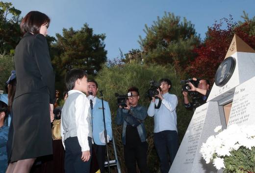 고 신해철 아내 윤원희 씨가 경기도 안성시 유토피아추모관에서 지난 10월 진행된 사망 1주기 야외안치단 봉안식을 바라보고 있다. /사진=머니위크DB