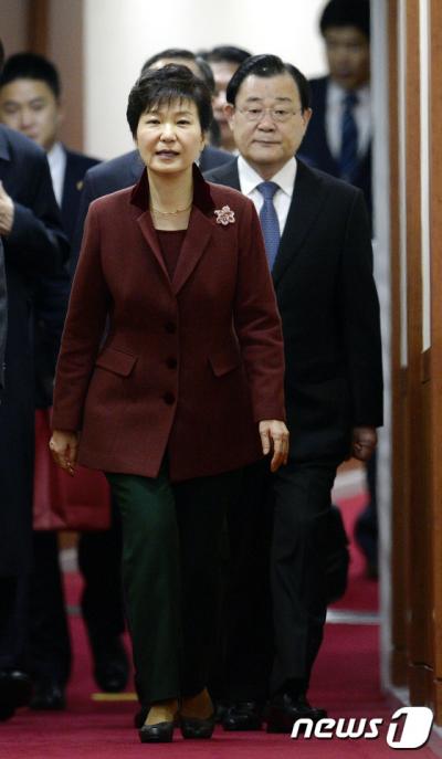주요20개국(G20) 정상회의, 아시아태평양경제협력체(APEC) 정상회의, 아세안(ASEAN) 관련 정상회의 등 열흘간의 순방일정을 마친 박근혜 대통령이 23일 오전 성남 서울공항에서 전용기를 통해 귀국하고 있다. /자료사진=뉴스1 안은나 기자