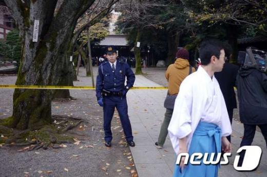 한 경찰관이 23일 오전 일본 도쿄의 야스쿠니 신사 내 사고 현장에서 경비를 서고 있다. 앞서 이날 오전 10시쯤 야스쿠니 신사 남문 인근의 공중화장실에서 폭발음이 있었다는 신고가 들어와 경찰이 출동했다. /사진=뉴스1(AFP 제공)