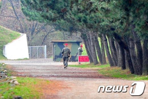부대별 사격 훈련 후 총기 점검 과정에서 원인을 알 수 없는 폭발사고가 발생한 해병대 1사단 전투사격장에서 군 관계자들이 24일 오전 분주하게 움직이고 있다. /사진=뉴스1 최창호 기자 
