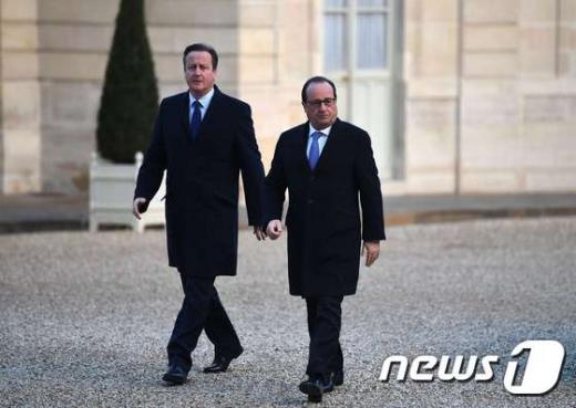프랑수아 올랑드 프랑스 대통령(오른쪽)과 데이비드 캐머런 영국 총리가 지난 23일(현지시간) 파리 엘리제궁에 들어가고 있다. /사진=뉴스1(AFP)