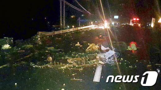 '원주 헬기 추락' 지난 23일 오후 6시 22분쯤 강원 원주시 부론면 정산리 일대 일명 '자작고개' 인근 도로에서 미군 아파치 헬기 1대가 추락해 도로에 헬기 파편이 흩뿌려져 있다. /사진=뉴스1