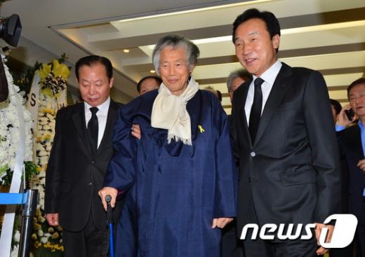 백기완 통일문제연구소장이 지난 24일 저녁 서울대병원 장례식장에 마련된 김영삼 전 대통령의 빈소 조문을 마친 뒤 손학규 전 새정치민주연합 상임고문 등 관계자들과 빈소를 나서고 있다. /사진=뉴스1