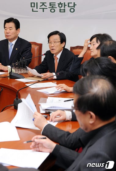 '신건 별세' 사진 가운데가 신건 전 국가정보원장 /사진=뉴스1DB
