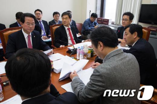지난 11일 국회 기획재정위원회는 조세소위원회를 가동하고 세법 개정안 중 최대 쟁점으로 꼽히는 종교인 과세 방안을 담은 소득세법 개정안을 논의했다. /사진=뉴스1