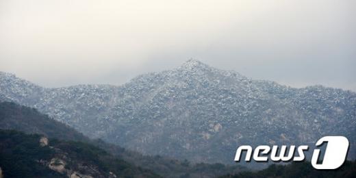 첫눈이 내린 지난 25일 서울 성북구 북악스카이웨이에서 바라본 북한산 정상에 눈이 쌓여 있다. /자료사진=뉴스1