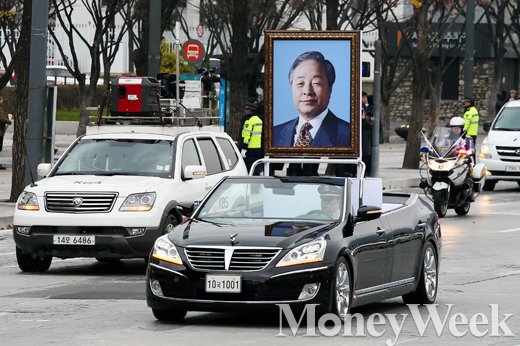 김영삼 전 대통령이 서거한지 닷새째를 맞이한 26일 서울 세종로 세종문화회관 부근에서 김 전 대통령의 운구 차량행렬이 광화문을 통과하고 있다. /사진=임한별 기자