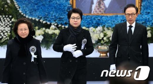 고 김영삼 전 대통령 국가장 영결식이 26일 국회에서 거행됐다. 이명박 전 대통령 부부와 권양숙 여사가 분향을 마친 뒤 자리로 돌아오고 있다. /사진=뉴스1(사진공동취재단)