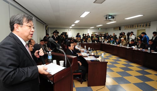 공항용역 책임자인 한국항공대 김병종 교수가 신공항이 들어설 마을 주민들에게 신공항 건설 방안에 대해 설명하고 있다. /사진=뉴스1 이석형 기자