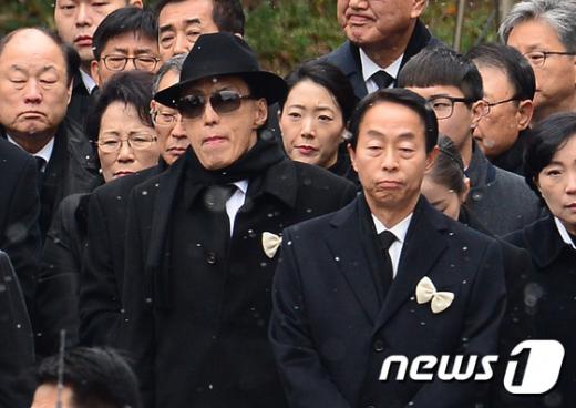 26일 오후 서울 종로구 서울대병원 장례식장에서 엄수된 고 김영삼 전 대통령 발인에 장남 김은철(왼쪽, 중절모), 차남 김현철 씨가 참석해 자리하고 있다. /사진=뉴스1 박세연 기자