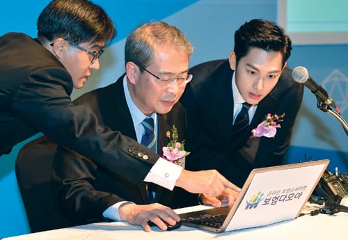 핀테크 시연하는 임종룡 위원장. /사진=뉴스1 신웅수 기자