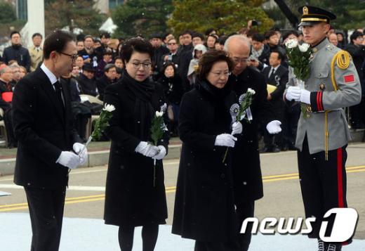 '권양숙 여사' 권양숙 여사(오른쪽 두번째)가 이명박 대통령 내외와 함께 고 김영삼 전 대통령의 영정 앞에 헌화하고 있다. /사진=뉴스1(사진공동취재단)