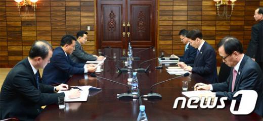 남북 대표단이 지난 26일 판문점 북측 통일각에서 당국회담을 위한 실무접촉을 갖고 있다. /사진=뉴스1(통일부 제공)