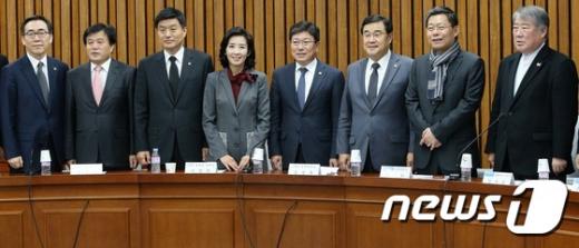 지난 23일 서울 여의도 국회에서 열린 한중 FTA 여야정 협의체 제3차 전체회의에서 김정훈·최재천 공동위원장과 나경원 외통위원장, 윤상직 산업통상자원부 장관 등 참석자들이 기념촬영을 하고 있다. /사진=뉴스1