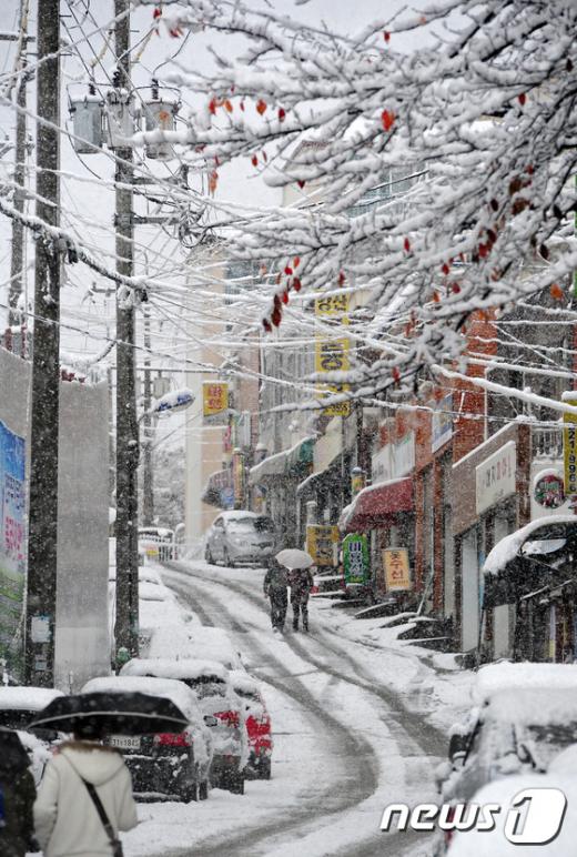 지난 26일 전북 전주시 효자동의 한 골목길에서 시민들이 넘어지지 않으려 조심히 걸음을 옮기고 있다. /자료사진=뉴스1