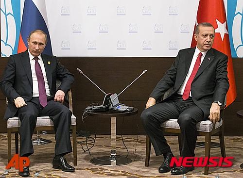 '러시아 터키’ 지난 16일 터키 안탈리아에서 열린 주요 20개국 정상회의에 레제프 타이이프 에르도안 대통령(오른쪽)과 블라디미르 푸틴 러시아 대통령이 기자회견을 준비하고 있다. /사진=뉴시스(AP 제공)
