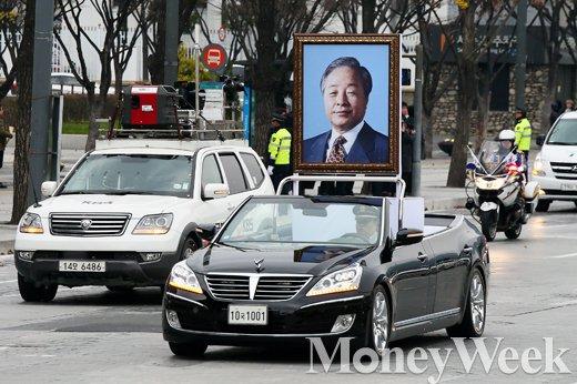 김영삼 전 대통령이 서거한지 닷새째를 맞이한 26일 서울 세종로 세종문화회관 부근에서 김 전 대통령의 운구 차량행렬이 광화문을 통과하고 있다. /사진=임한별 기자
