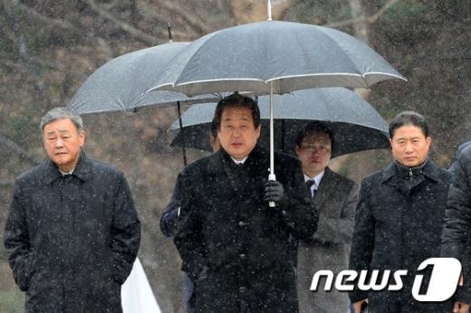 김무성 새누리당 대표가 28일 오전 서울 동작구 국립서울현충원에서 엄수된 김 전 대통령의 삼우제에 참석하고 있다. /사진=뉴스1