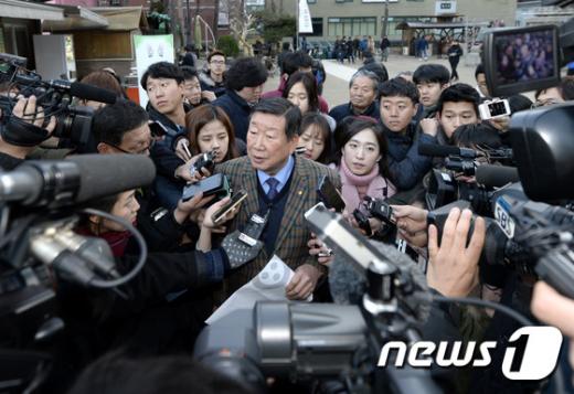 '조계사 신도회' 박준 조계사 신도회 부회장이 30일 오후 한상균 민주노총 위원장이 은신하고 있는 서울 종로구 조계사에서 한 위원장을 만난 후 퇴장하고 있다. 박 부회장은 한 위원장에게 이날 자정까지 자진 퇴거할 것을 요구했다. /사진=뉴스1 안은나 기자